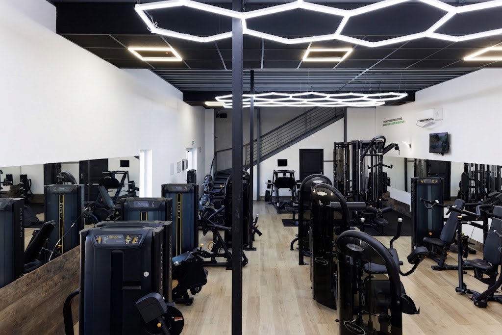 Salle de sport professionnelle, plafond hexagonal lumineux et matériel haut de gamme